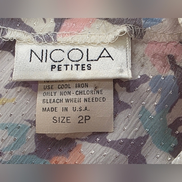 Nicola 2P light floral top. Buttons down back - Picture 7 of 8